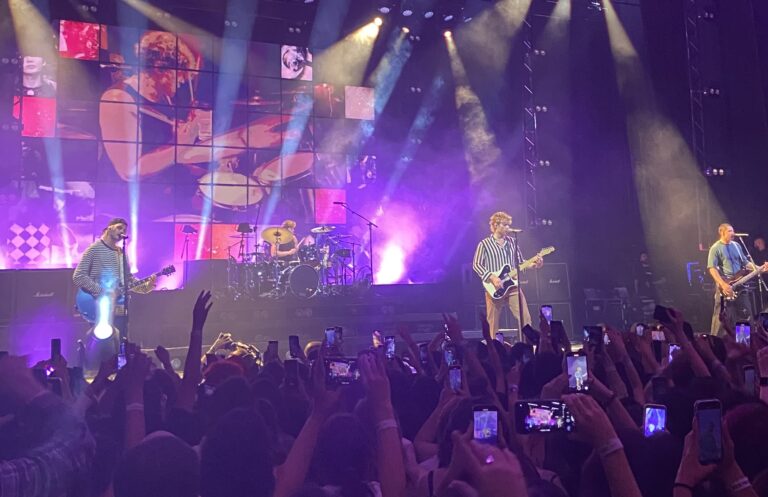 5 Seconds of Summer leva adrenalina e emociona fãs em show no VivoRio