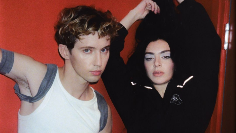 Charli xcx lança remix de ‘Talk Talk’ com Troye Sivan