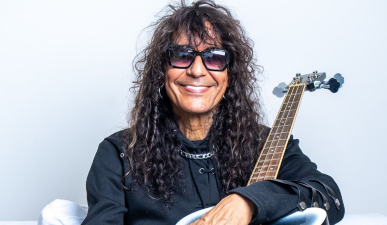 Luiz Caldas celebra sua trajetória no Sesc 14 Bis e no CPF do Sesc com show “Voz e Violão” e bate-papo sobre o álbum que deu origem ao axé